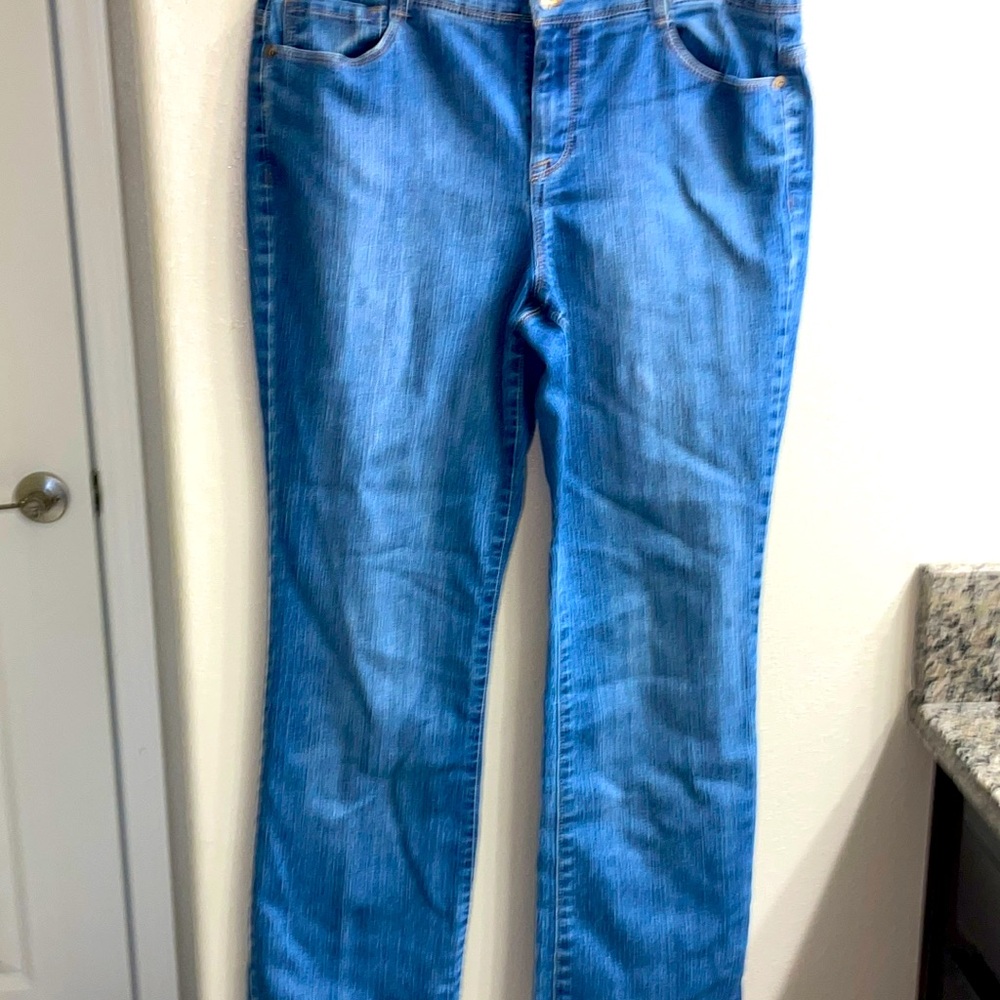 Style & Co ladies blue jeans, size 10 straight legs comfy fit.Pre-owned.


,